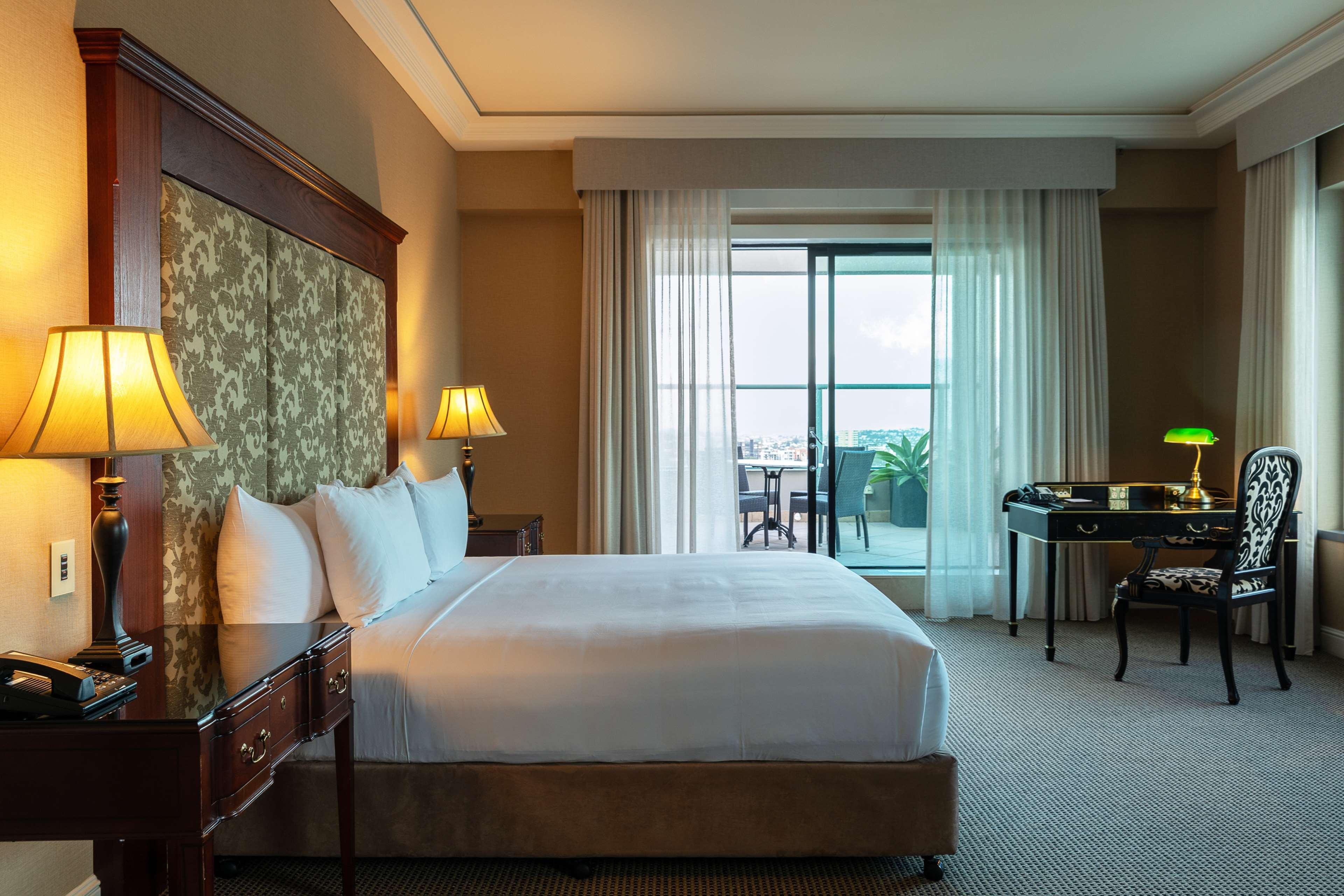 Отель Stamford Plaza Брисбен Экстерьер фото A guest room at the hotel