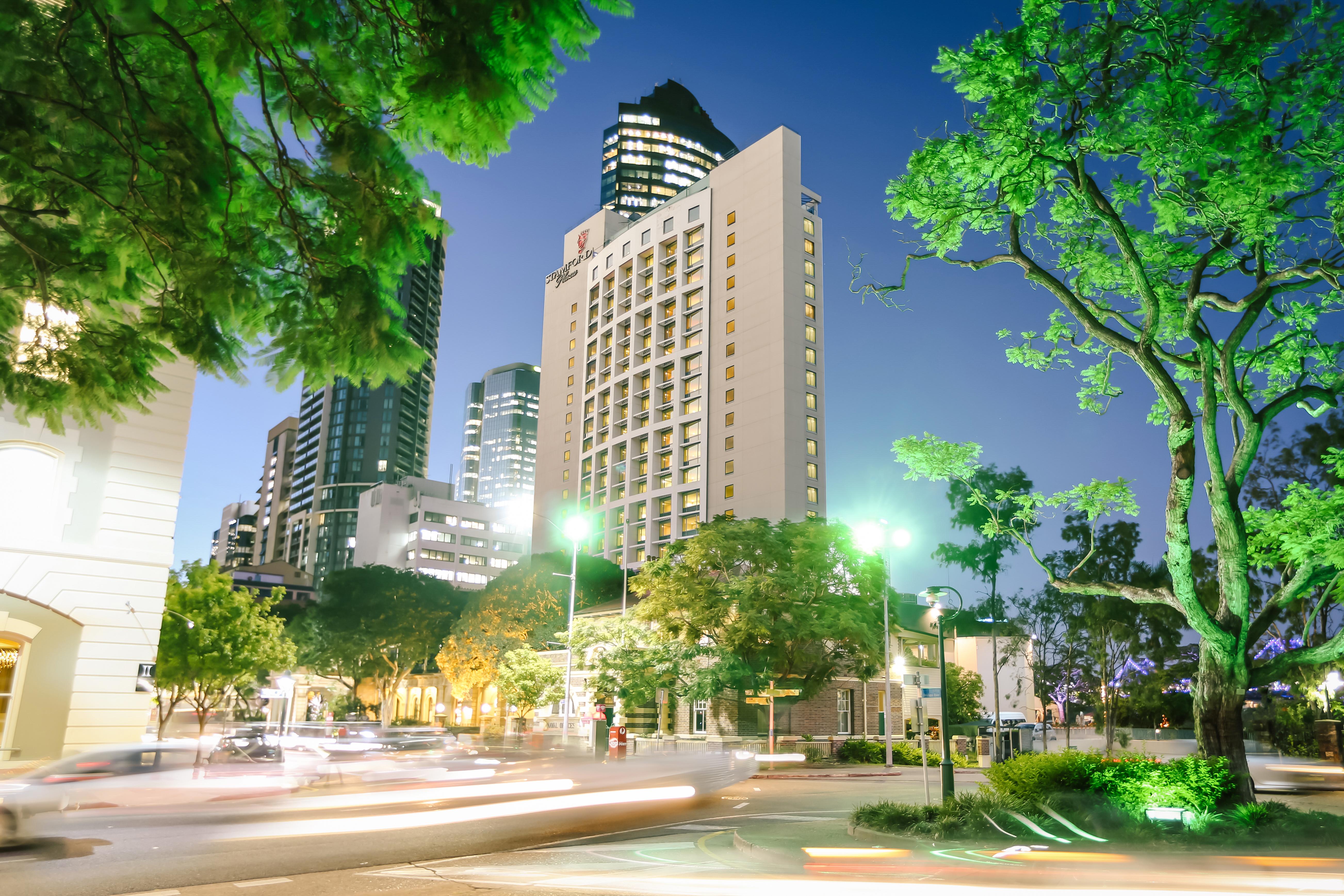 Отель Stamford Plaza Брисбен Экстерьер фото The hotel at night