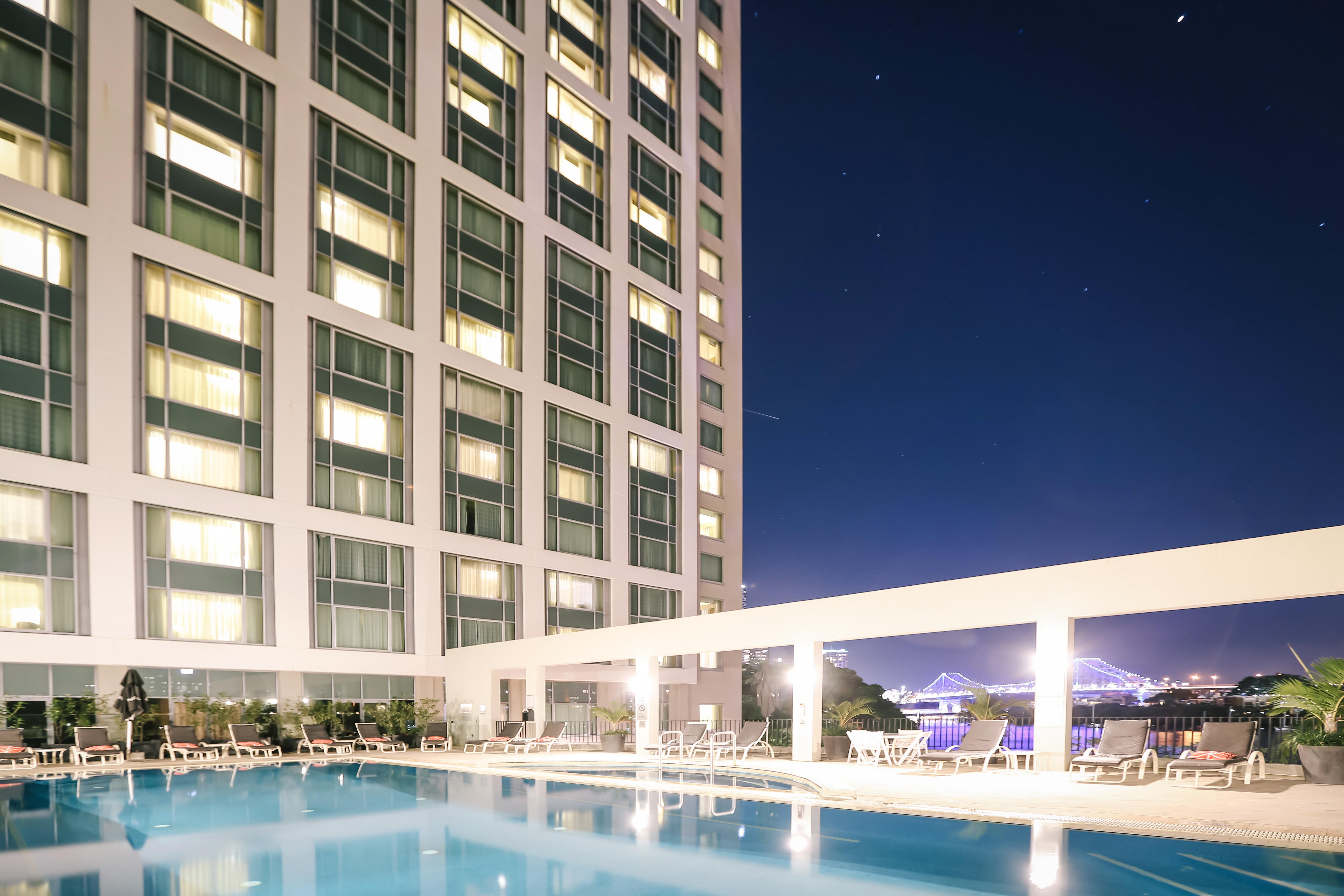 Отель Stamford Plaza Брисбен Экстерьер фото The hotel's swimming pool