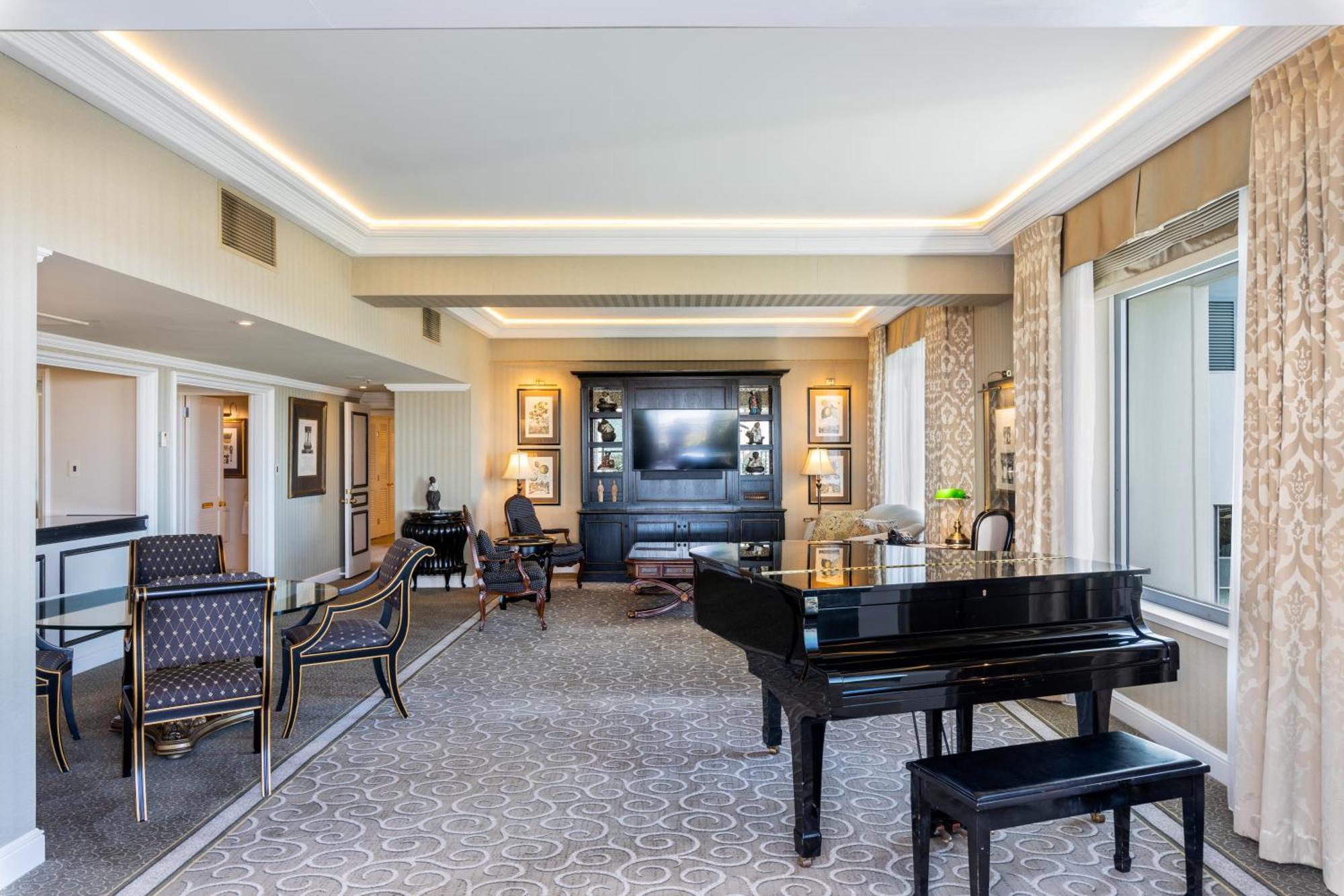 Отель Stamford Plaza Брисбен Экстерьер фото The living room of a suite at the Waldorf Astoria Washington DC