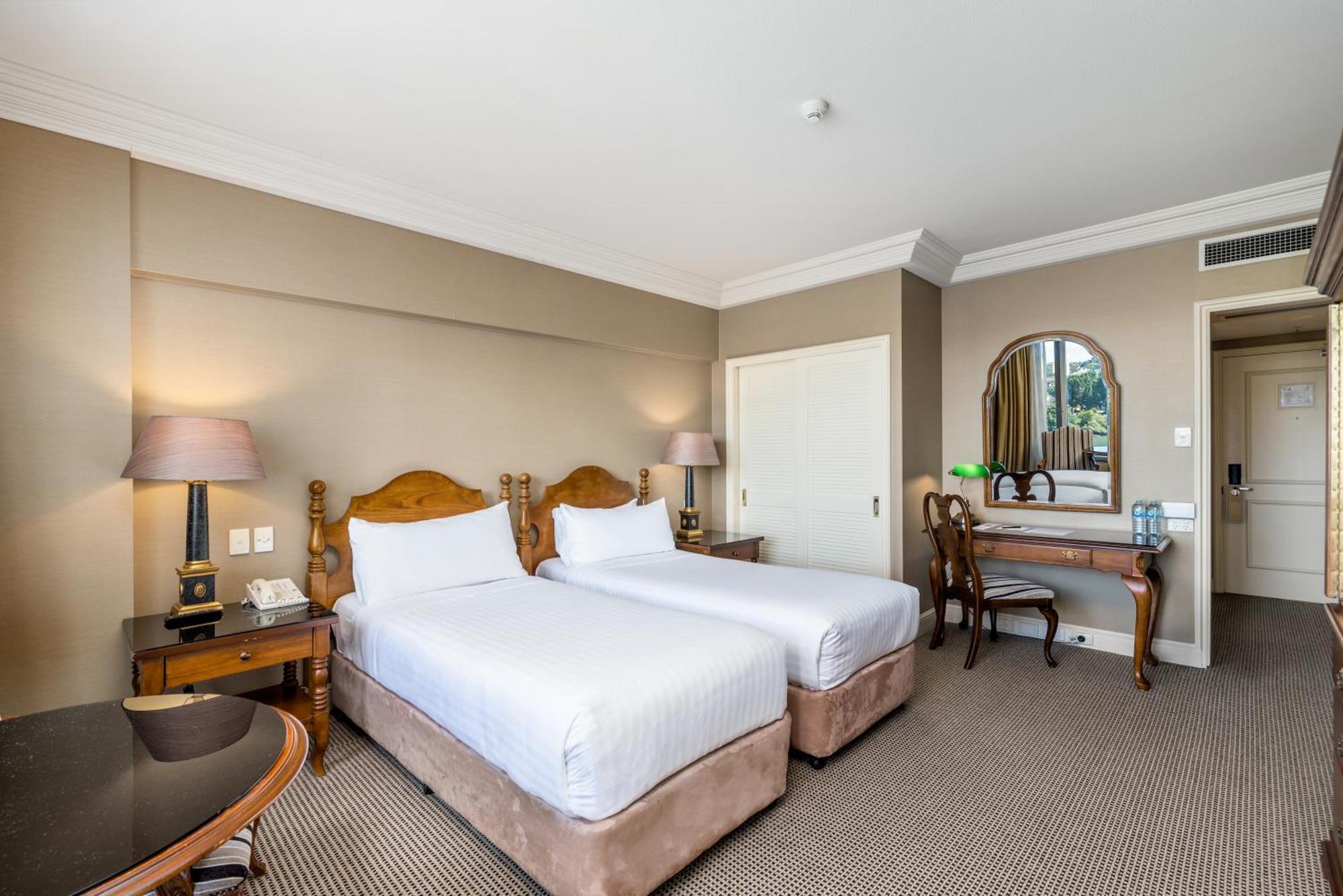 Отель Stamford Plaza Брисбен Экстерьер фото A room at the Cape Town Protea Hotel