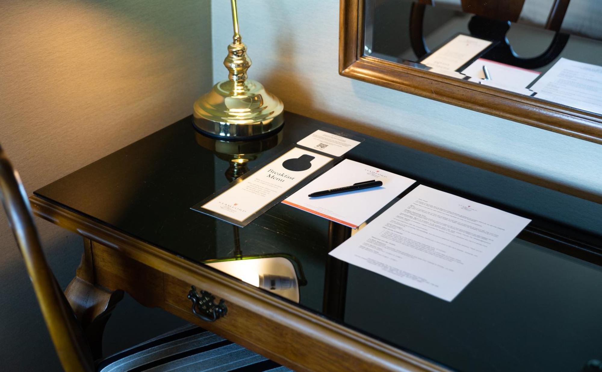 Отель Stamford Plaza Брисбен Экстерьер фото A room service menu