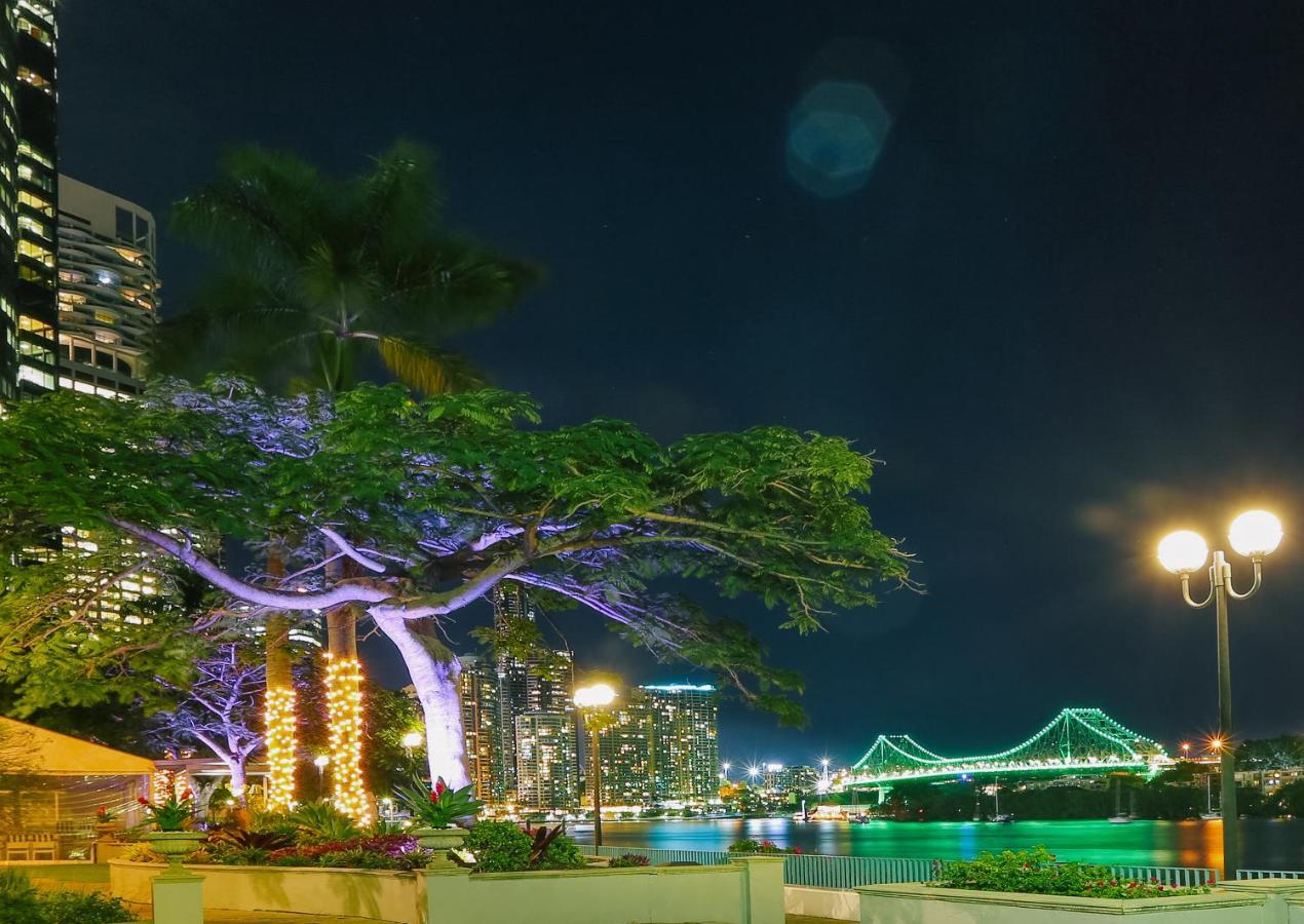 Отель Stamford Plaza Брисбен Экстерьер фото The Story Bridge at night